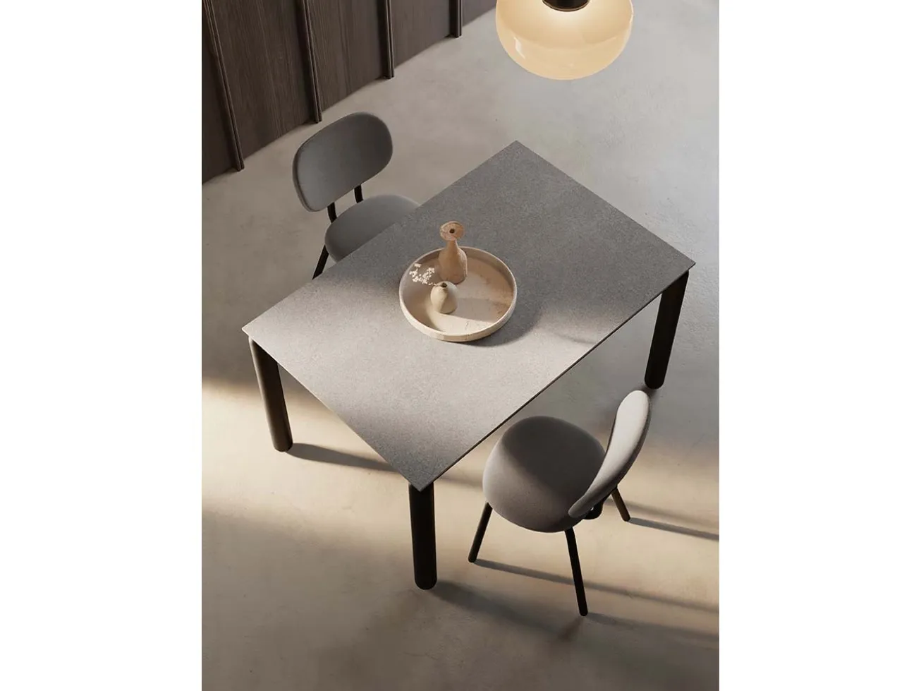 Tavolo Theo Target Point visto dall'alto con piano grigio e due sedie imbottite