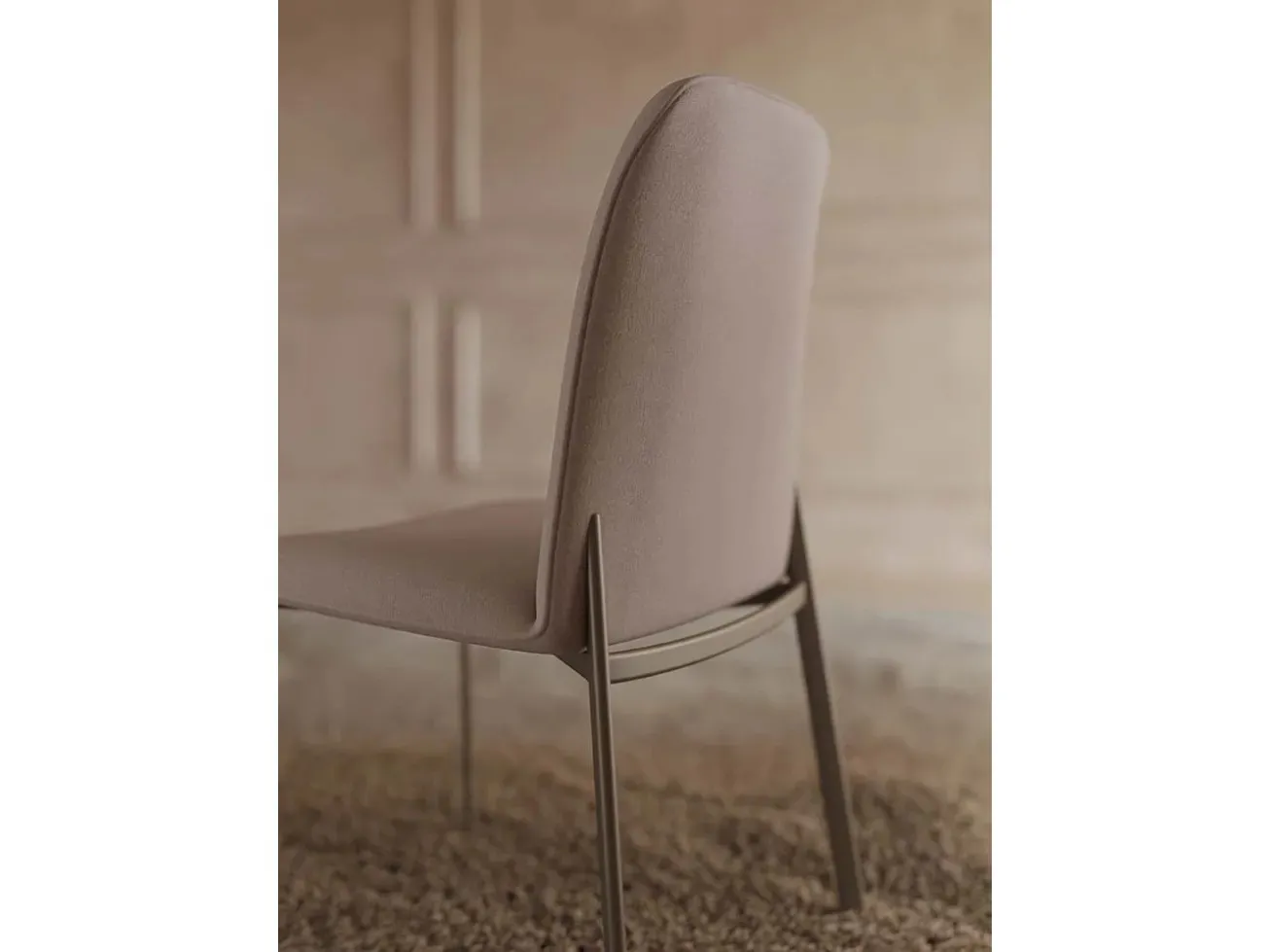 Sedia Lima Target Point in tessuto beige con schienale alto vista di tre quarti