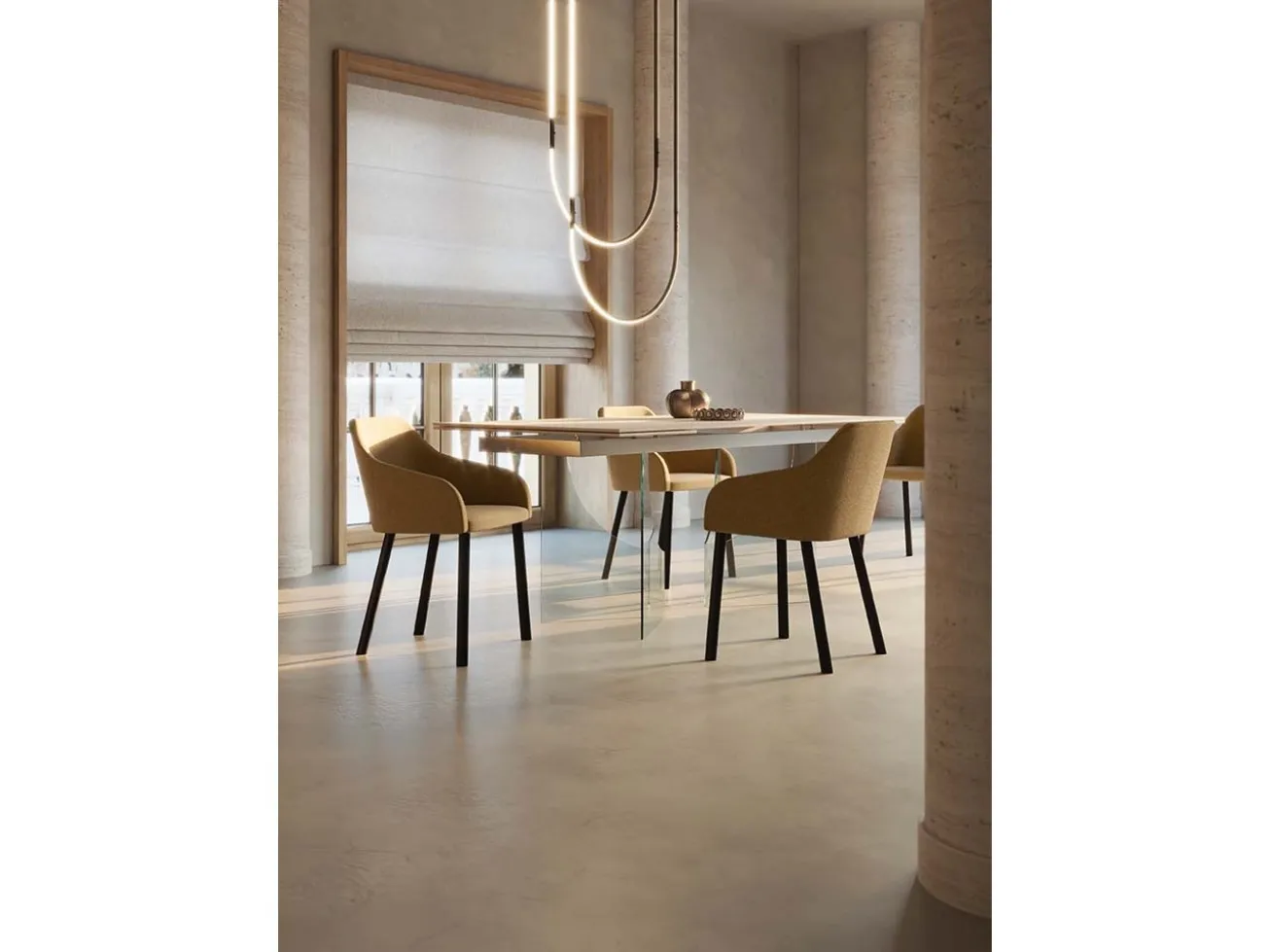 Poltroncine Victoria Target Point color senape attorno a un tavolo in una sala con lampada ad anelli