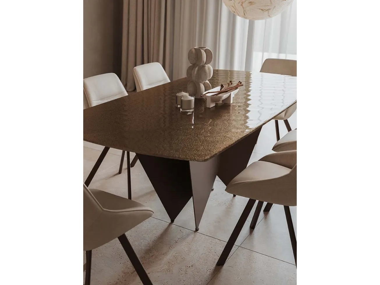 Dettaglio del tavolo Aliseo Target Point con piano lucido e sedie beige