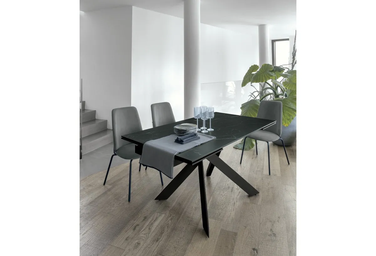 Tavolo Ciclone Target Point con piano effetto marmo e base obliqua in legno, sedie beige