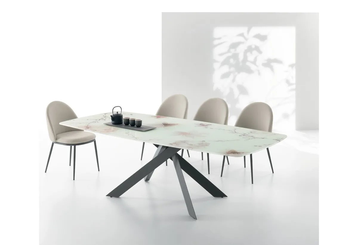 Tavolo Target Point Ciclone con piano effetto marmo bianco e sedie chiare su fondo bianco