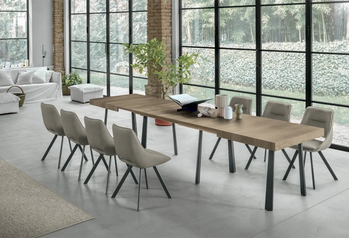 Tavolo Dione Wood Target Point aperto in versione pranzo con piano effetto legno e otto sedie