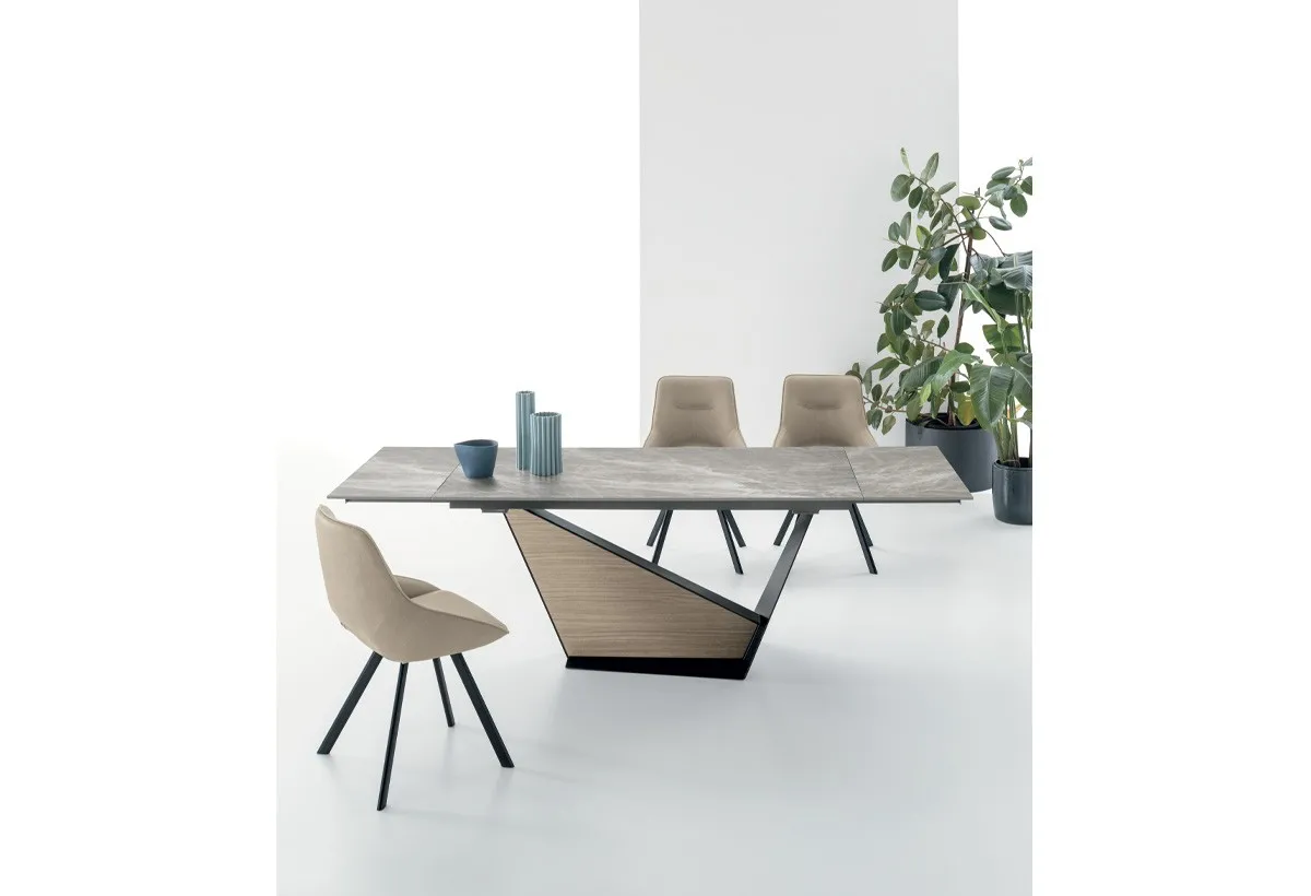 Tavolo Galeone Target Point con piano scuro e base incrociata in metallo e legno, sedie marroni