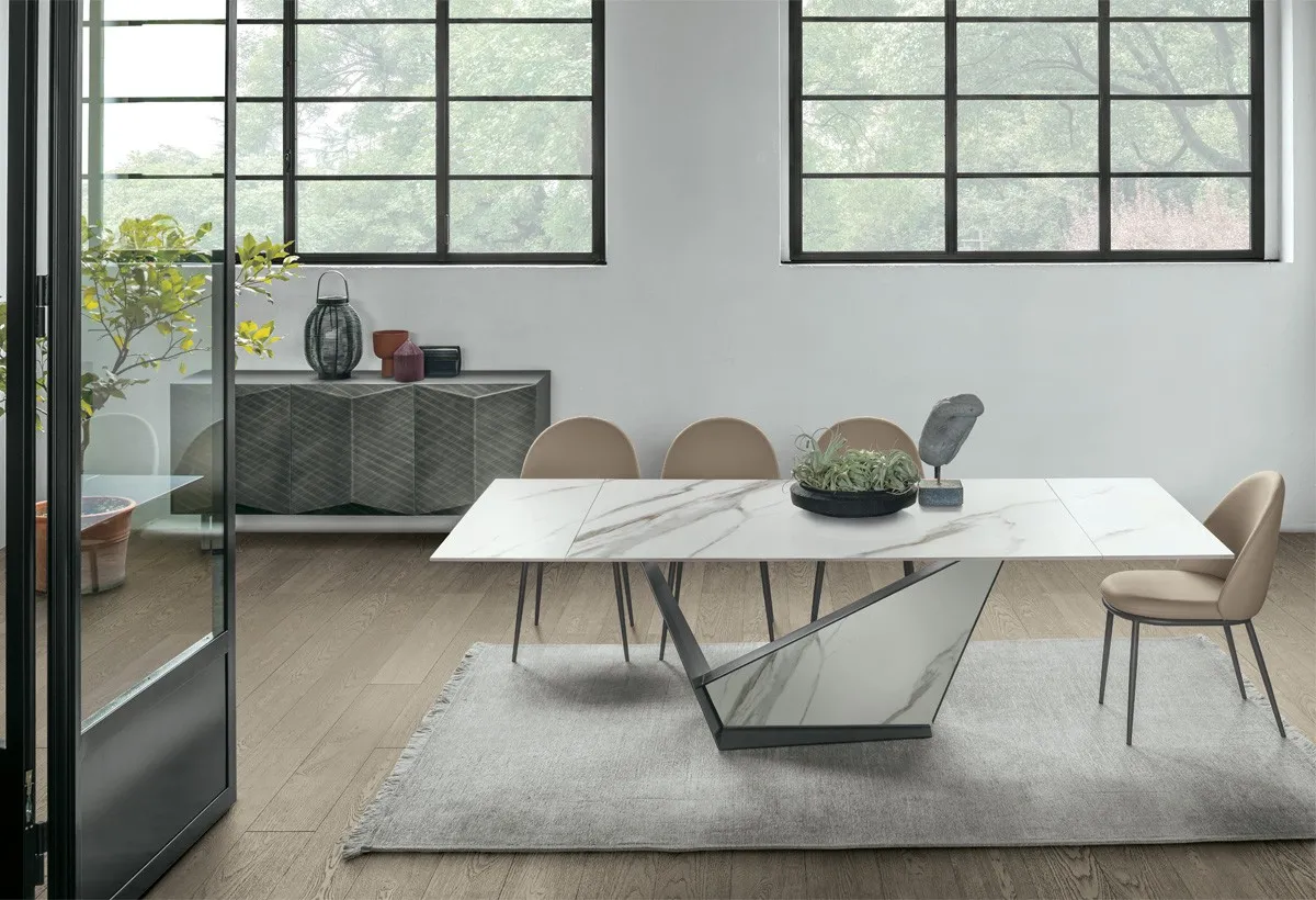 Tavolo Galeone Target Point con piano effetto legno e base incrociata, sedie grigie e piante