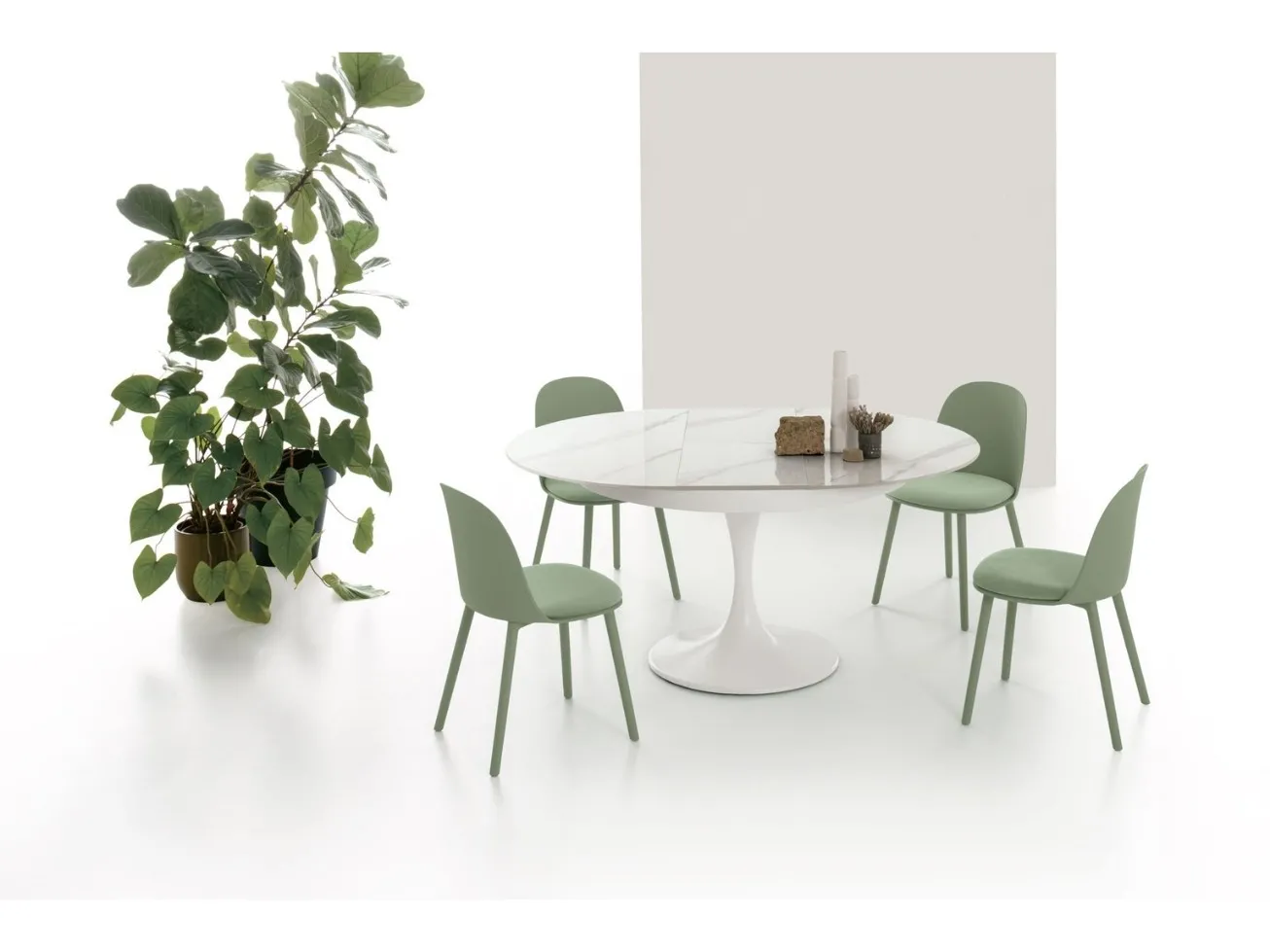 Tavolo Jazz Target Point bianco con sedie verde salvia su fondo bianco
