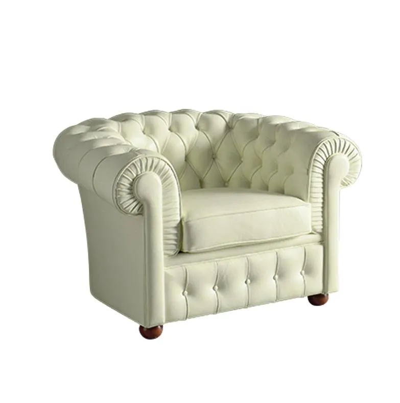 Poltrona Chesterfield Tosato 52.06 in pelle avorio capitonné su fondo bianco