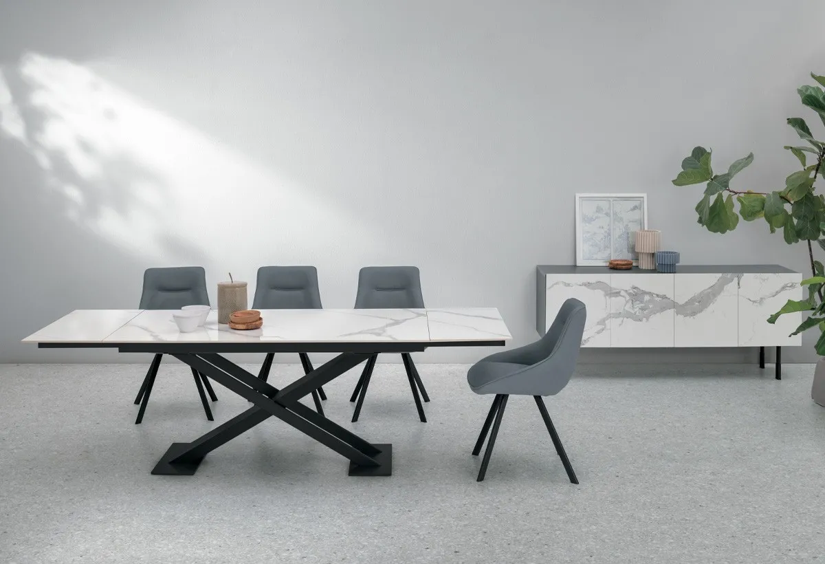 Tavolo Tolomeo Target Point con piano effetto marmo bianco e base incrociata nera, sedie grigie