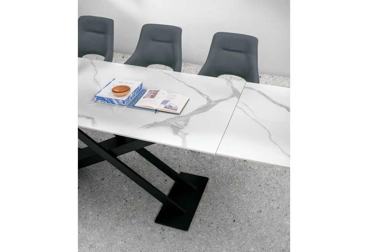 Dettaglio del piano effetto marmo e del basamento nero del tavolo Tolomeo Target Point