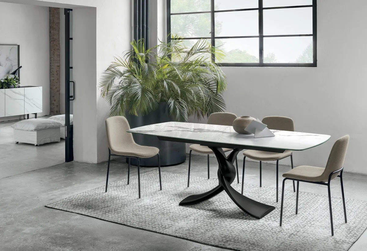 Tavolo Twist Target Point con base intrecciata nera e piano effetto marmo chiaro, sedie beige su tappeto