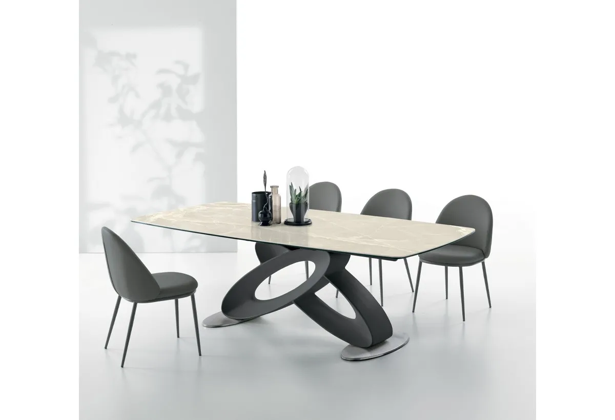 Tavolo Eclipse Target Point con base nera ad anelli e piano chiaro su fondo bianco