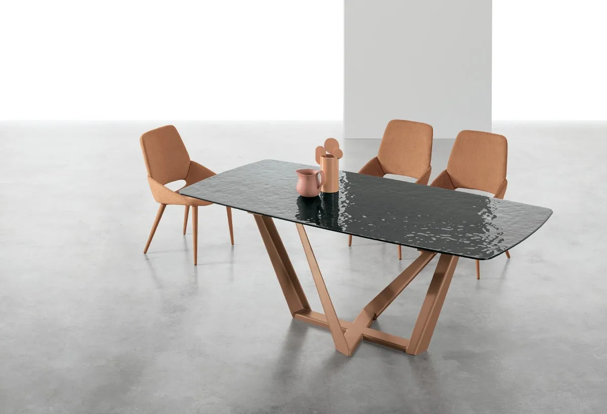 Tavolo Priamo Target Point con piano scuro lucido e base color rame su fondo bianco
