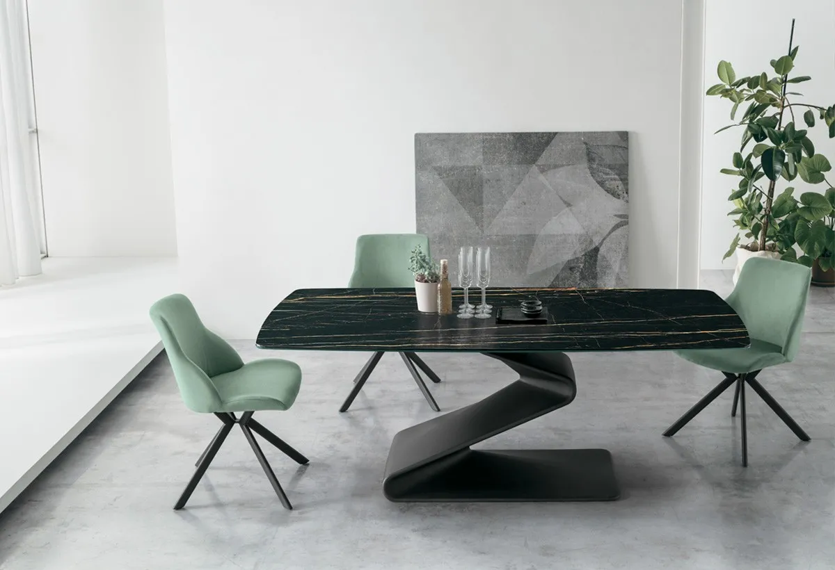 Tavolo Zed Target Point nero con piano scuro e sedie verde acqua