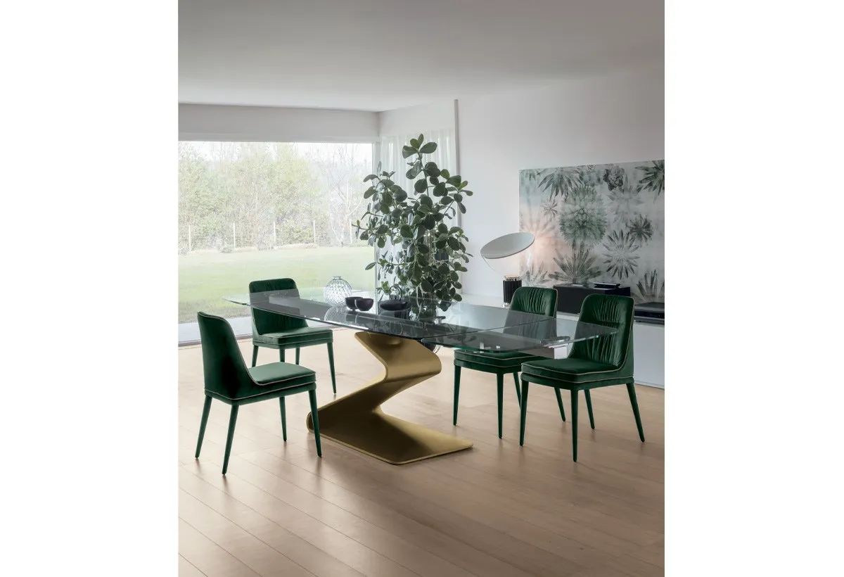 Tavolo Zed Target Point con base dorata e sedie verde scuro in un soggiorno luminoso