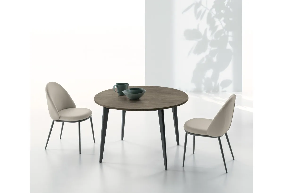 Tavolo rotondo Aiace Target Point con piano effetto legno e due sedie beige