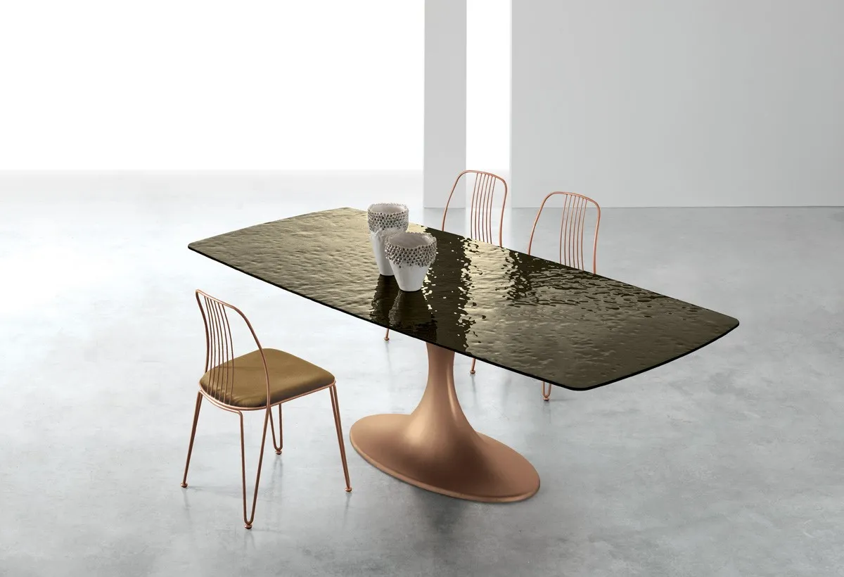 Tavolo Calice Target Point con base color rame e piano in vetro scuro ondulato