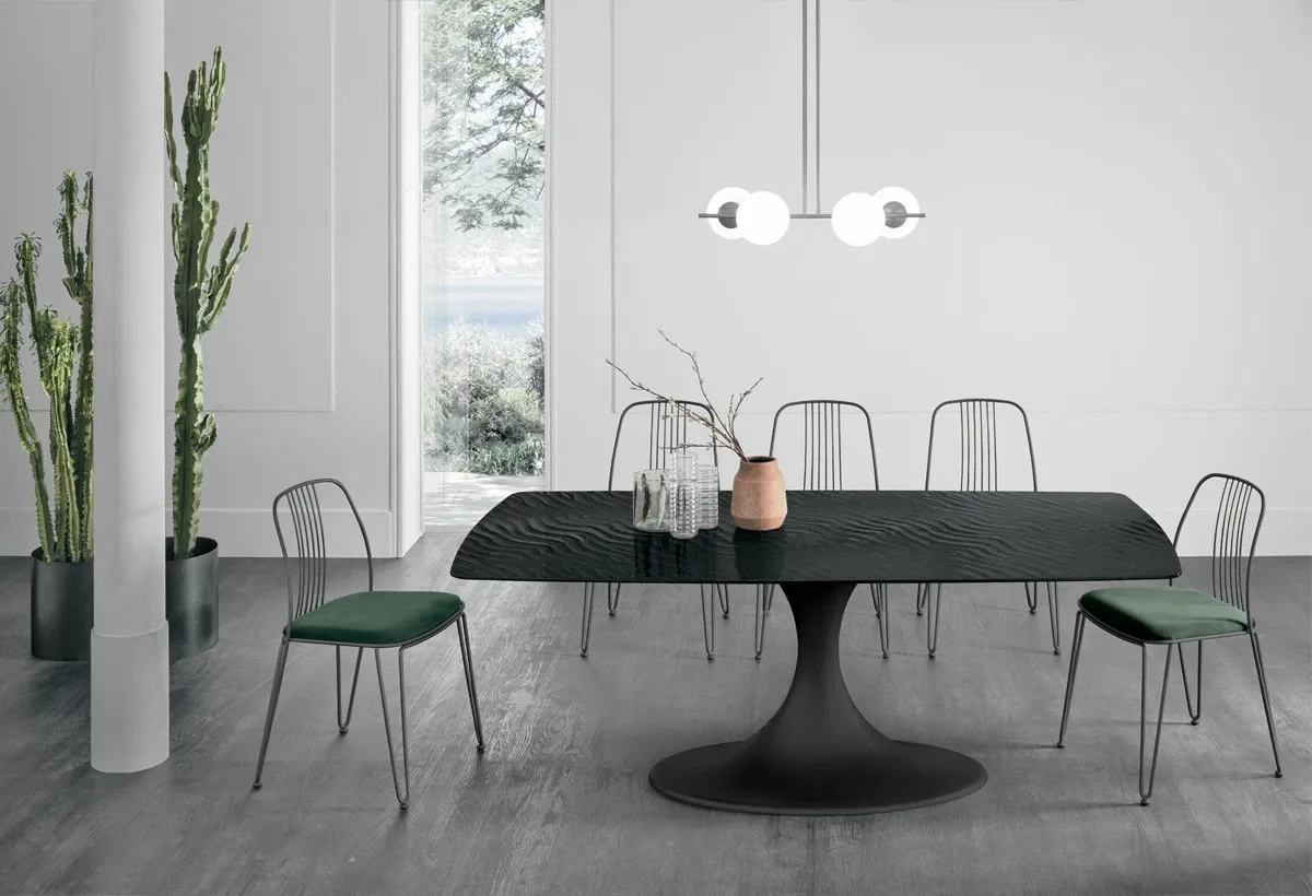 Tavolo Calice Target Point nero con piano scuro e sedie in filo metallico