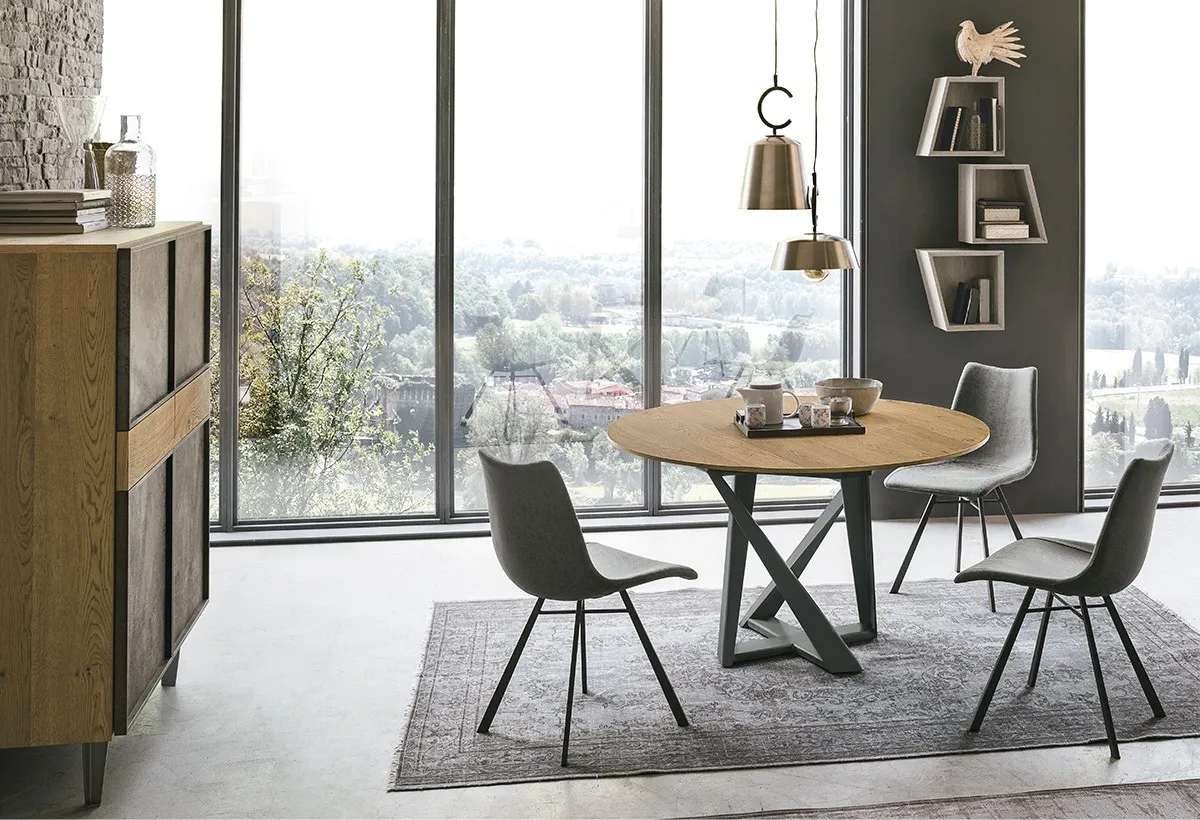 Tavolo rotondo Cronos Wood Target Point con piano in legno e sedie grigie, madia in legno a lato