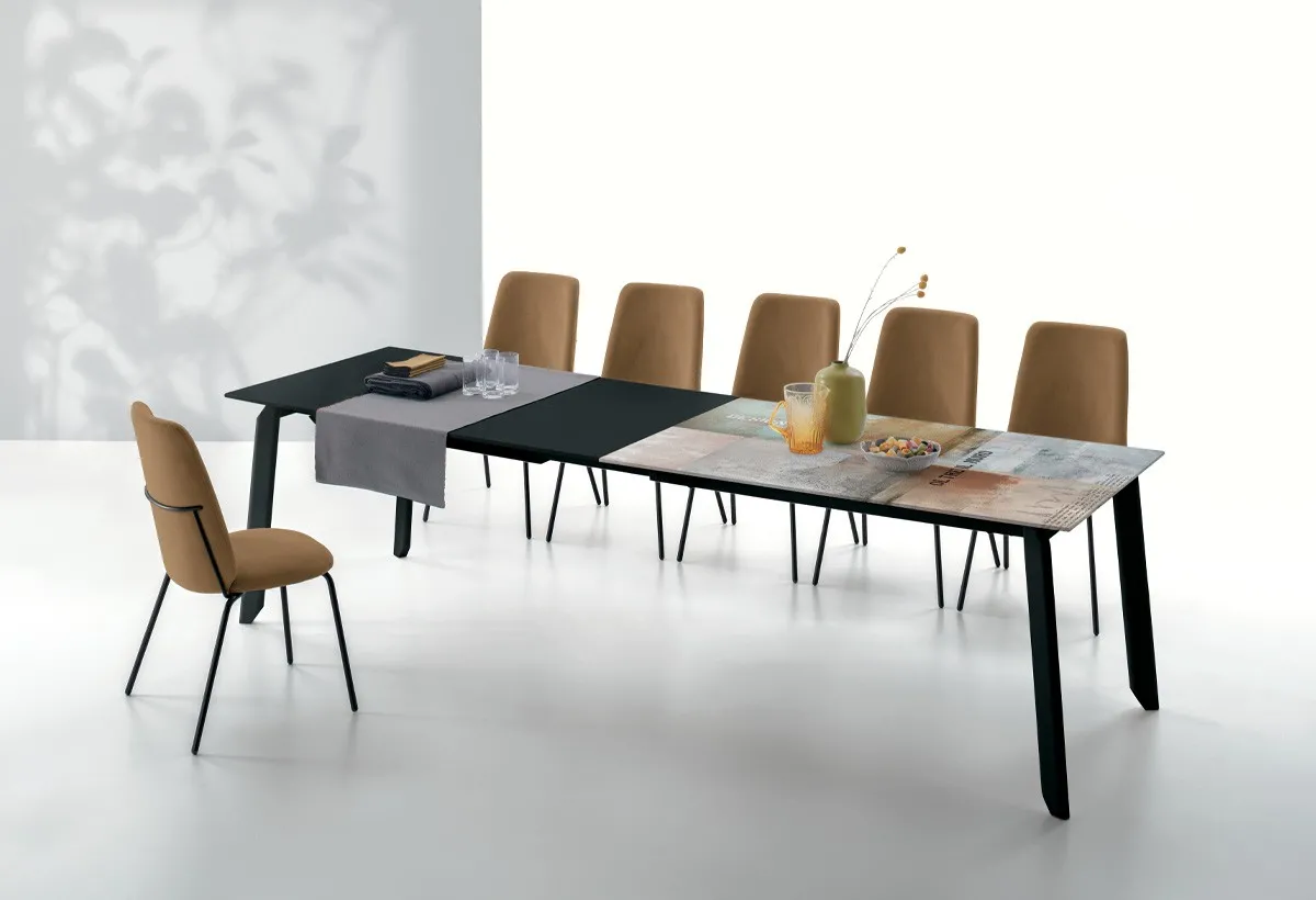 Tavolo Efesto Target Point completamente allungato con piano effetto pietra e sedie color cuoio
