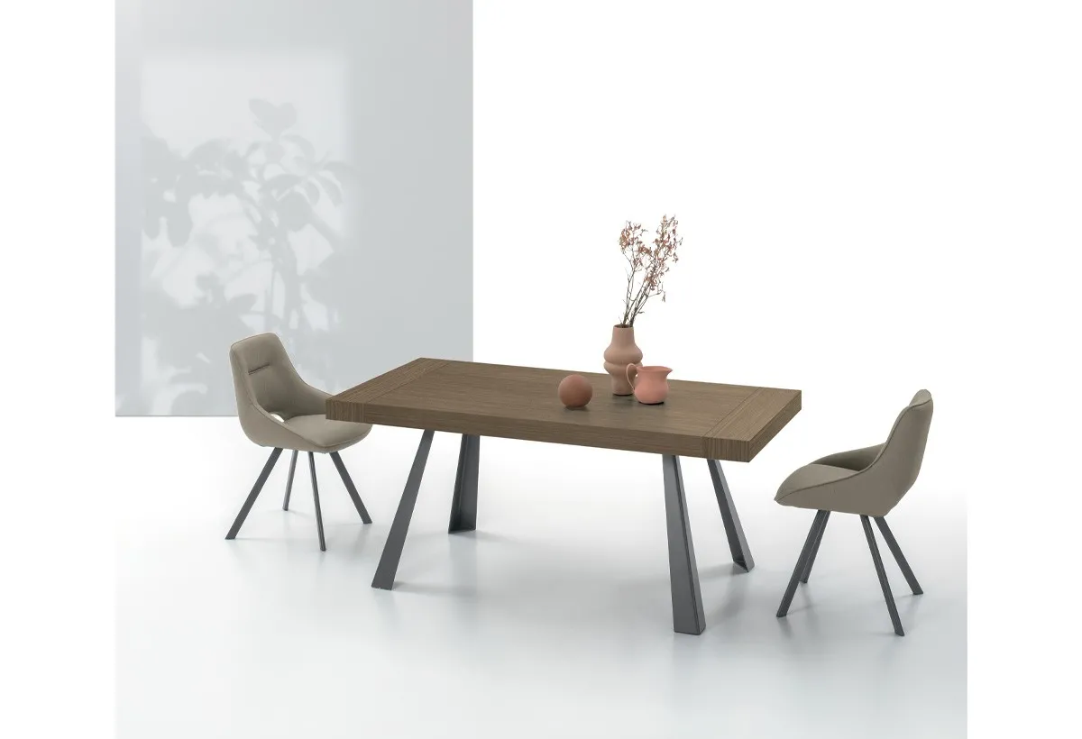 Tavolo Grecale Target Point con piano effetto legno scuro e due sedie grigie