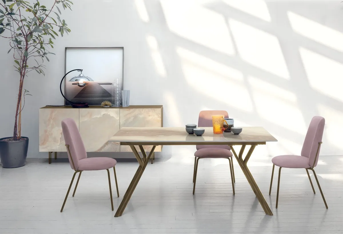 Tavolo Katana Target Point con piano effetto legno e gambe bronzo, sedie rosa