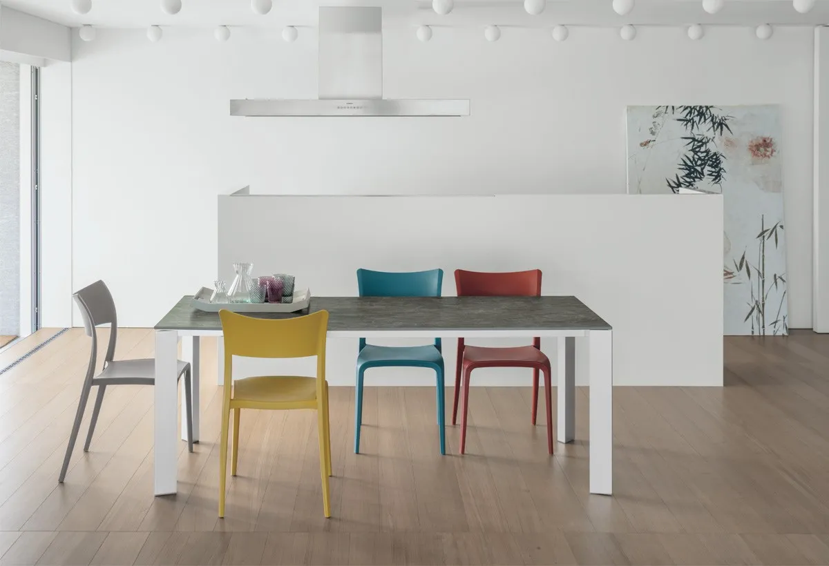 Tavolo Saturno Target Point bianco con piano grigio e sedie colorate