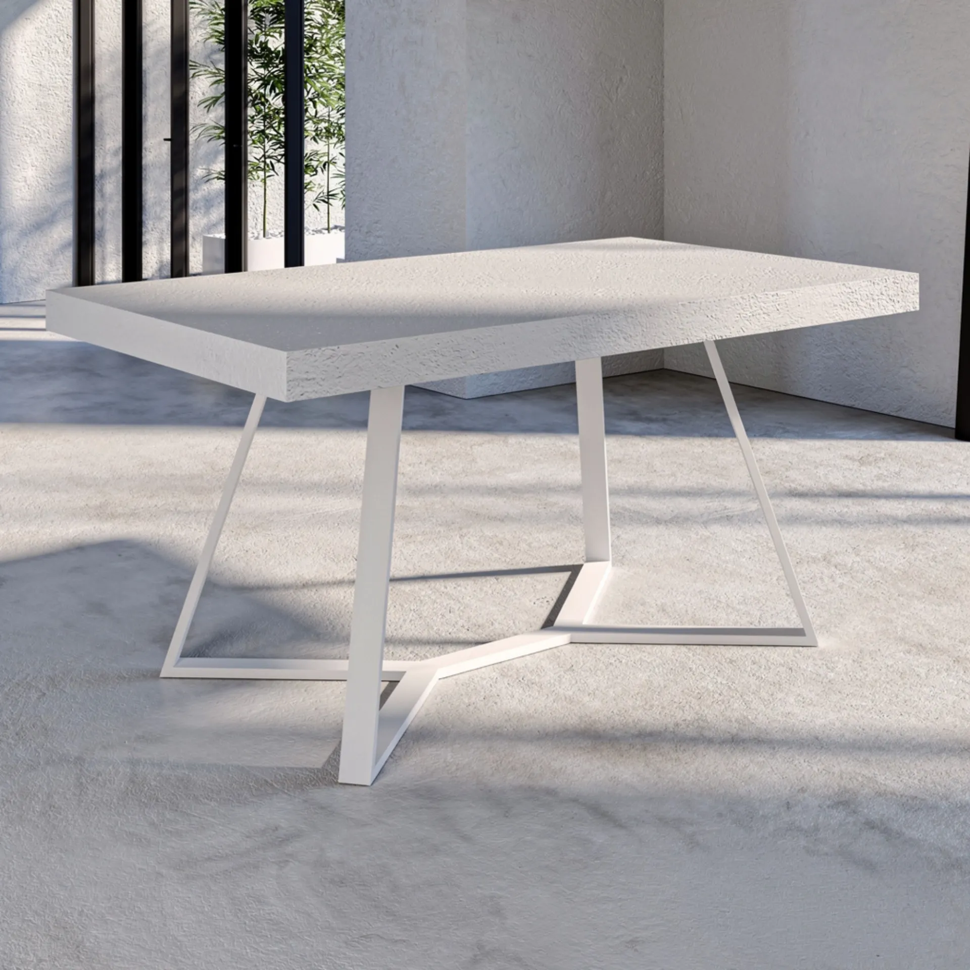 Tavolo allungabile Malta Tecnolegno con piano effetto cemento chiaro e telaio bianco a trapezio