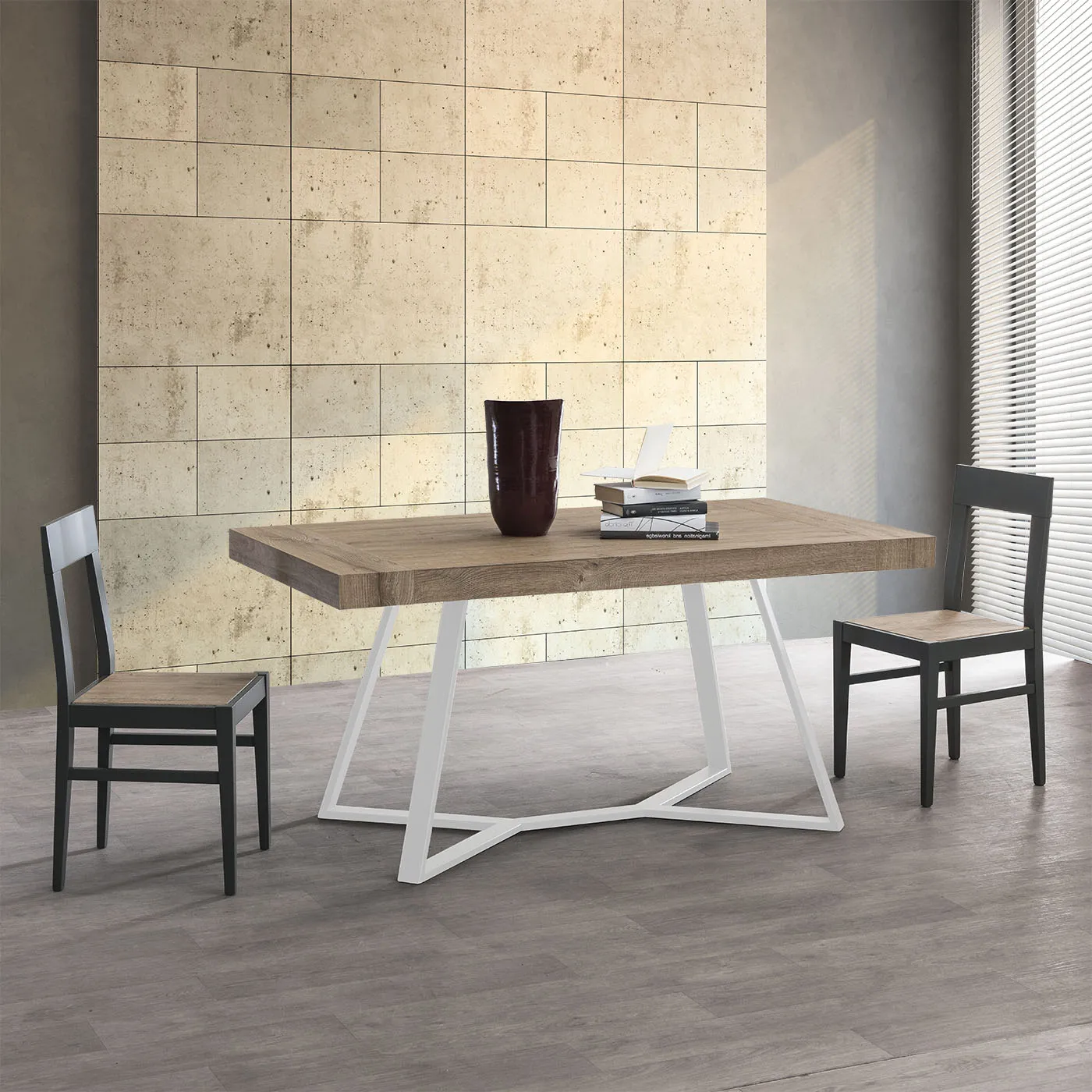 Tavolo Malta Tecnolegno con piano effetto legno, telaio bianco e due sedie in legno scuro