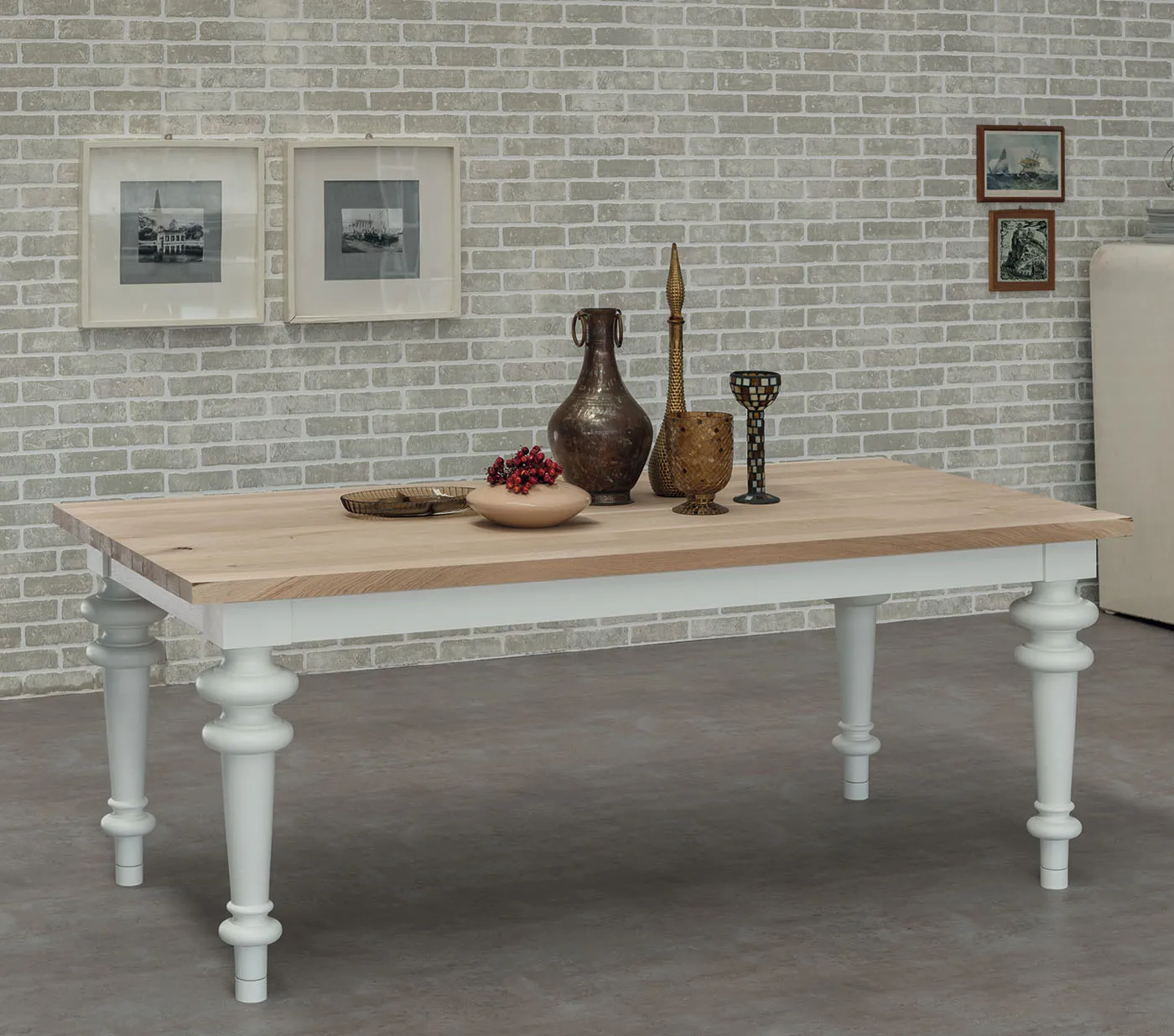 Tavolo allungabile Raffaello Tecnolegno con piano effetto rovere e gambe tornite bianche