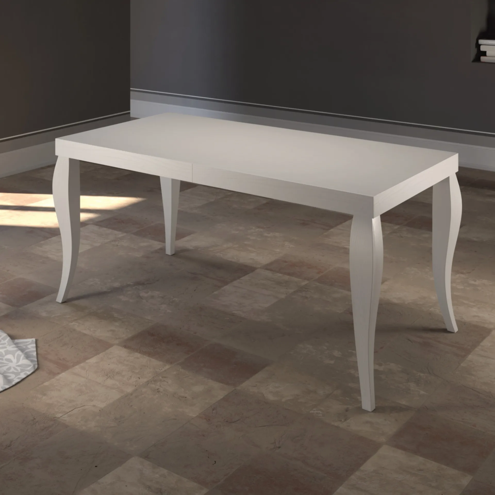 Tavolo allungabile Adelaide Tecnolegno laccato bianco con gambe curve su pavimento in cotto