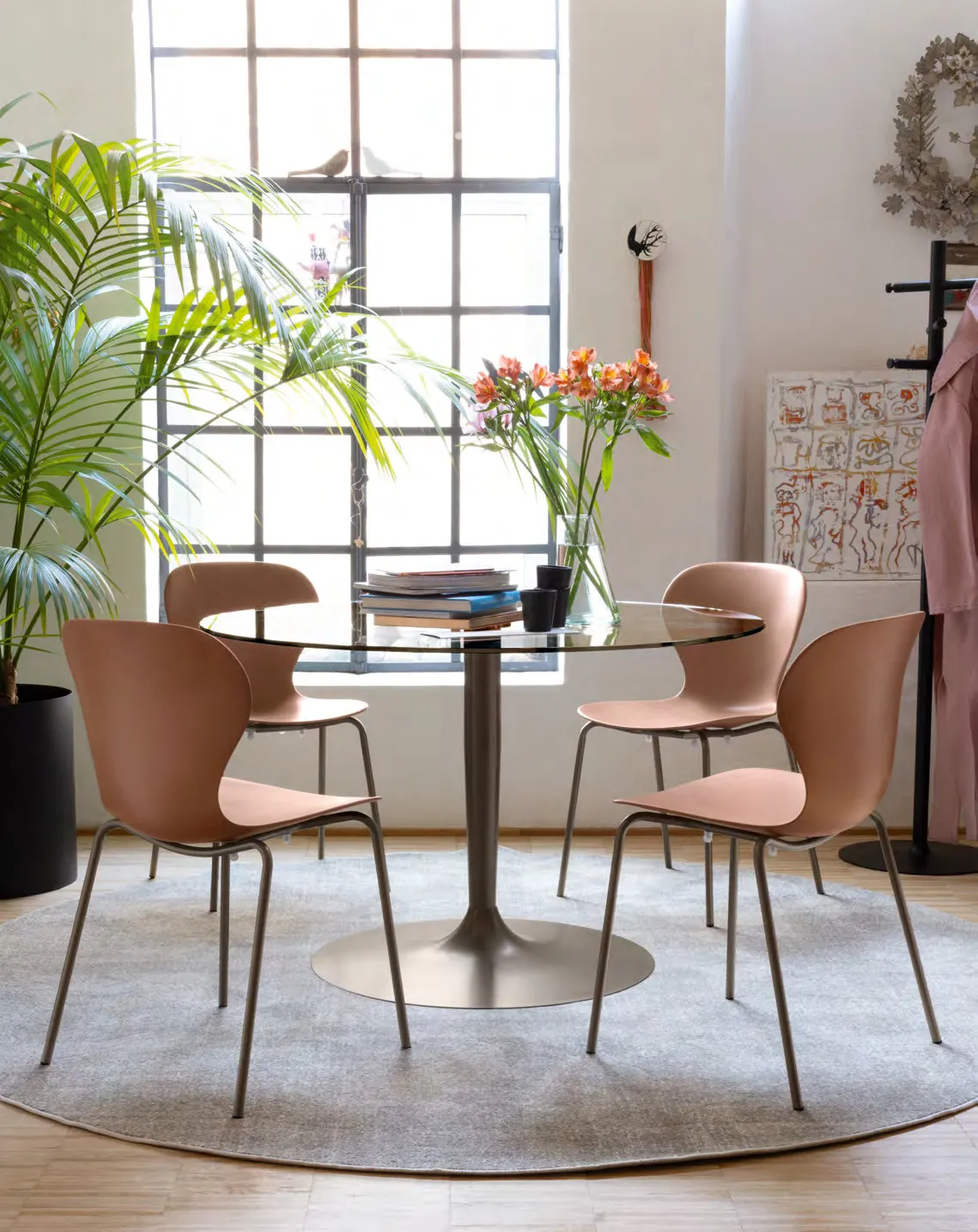 Quattro sedie Ops! Connubia color terracotta con gambe lava attorno a un tavolo rotondo in vetro