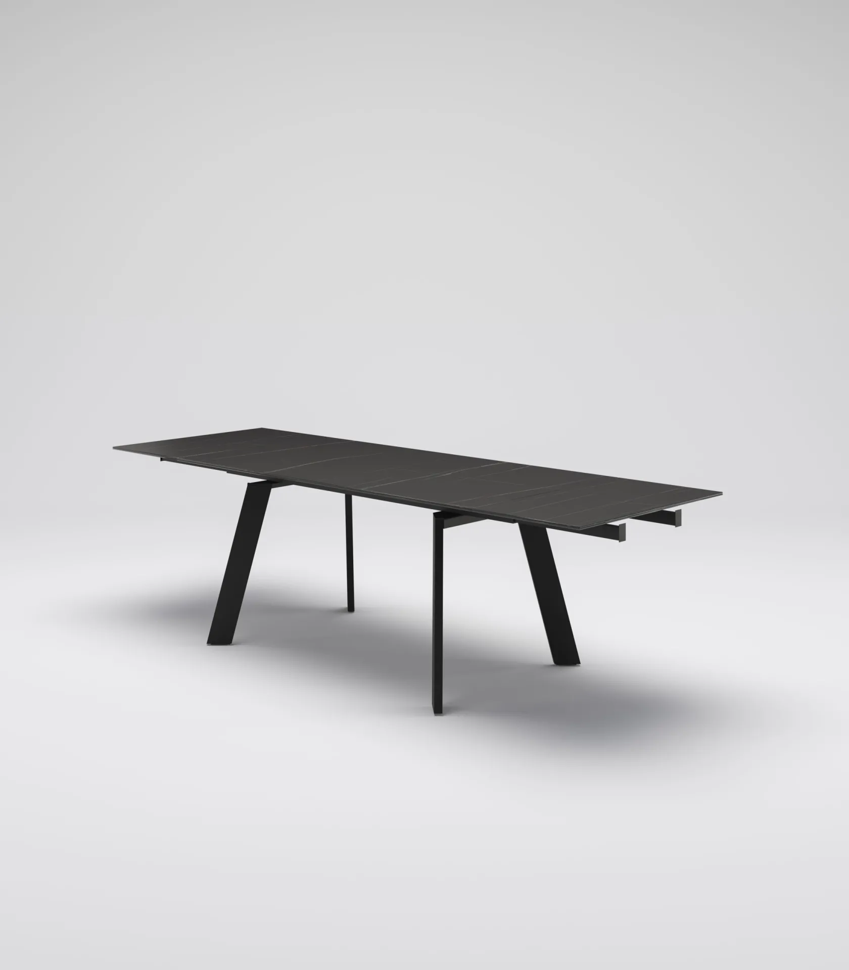 Tavolo Avana Tecnolegno aperto con piano in ceramica Sahara nero opaco su fondo neutro