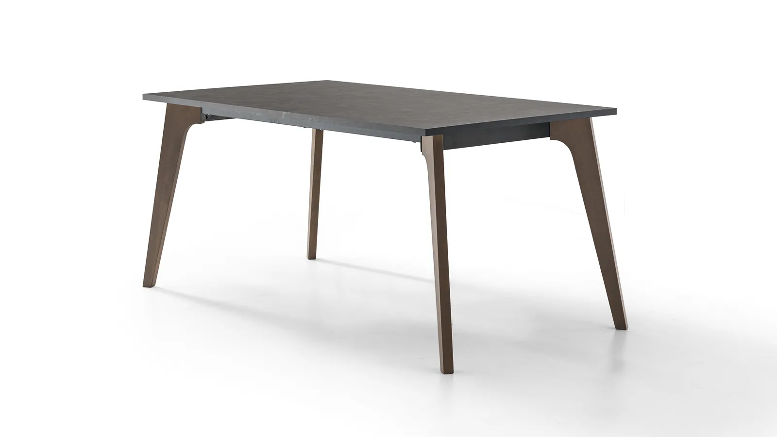 Tavolo Basilea Tecnolegno con piano antracite e gambe in legno su fondo bianco