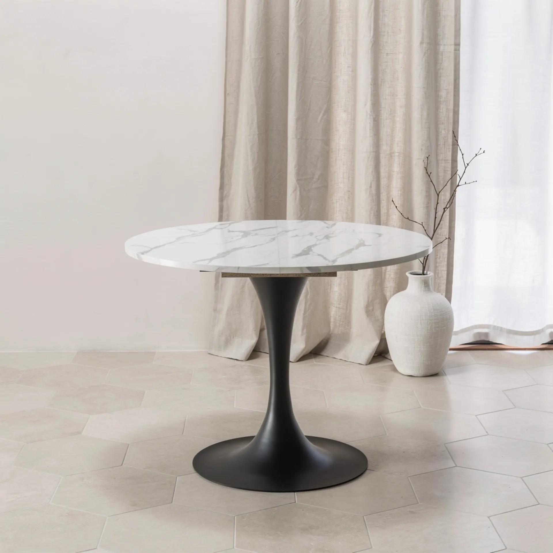 Tavolo rotondo Brema Tecnolegno con piano in ceramica effetto marmo bianco e piede a tulipano nero