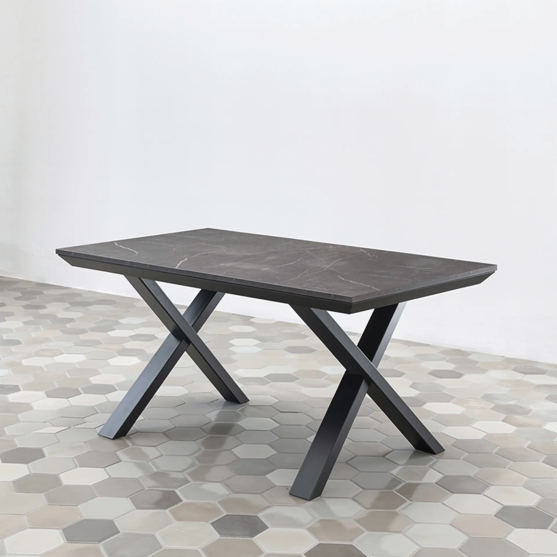 Tavolo allungabile Cefalù Iron Tecnolegno con piano grigio scuro e gambe a X in metallo
