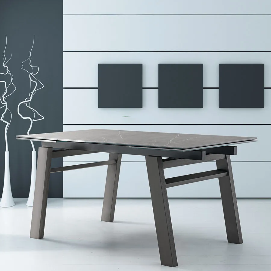 Tavolo Chicago Tecnolegno aperto con piano in ceramica scura e gambe grigie con traverse