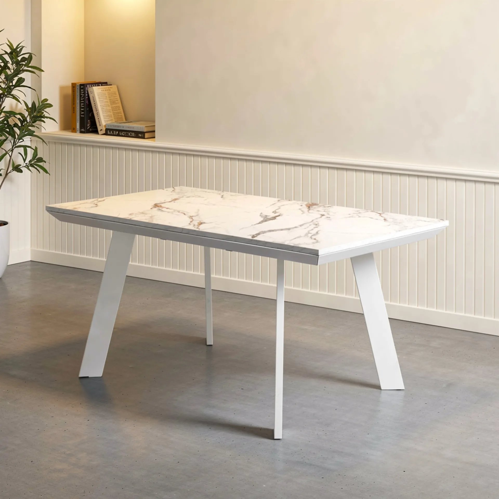 Tavolo allungabile Denver Tecnolegno con piano effetto marmo bianco e gambe inclinate bianche