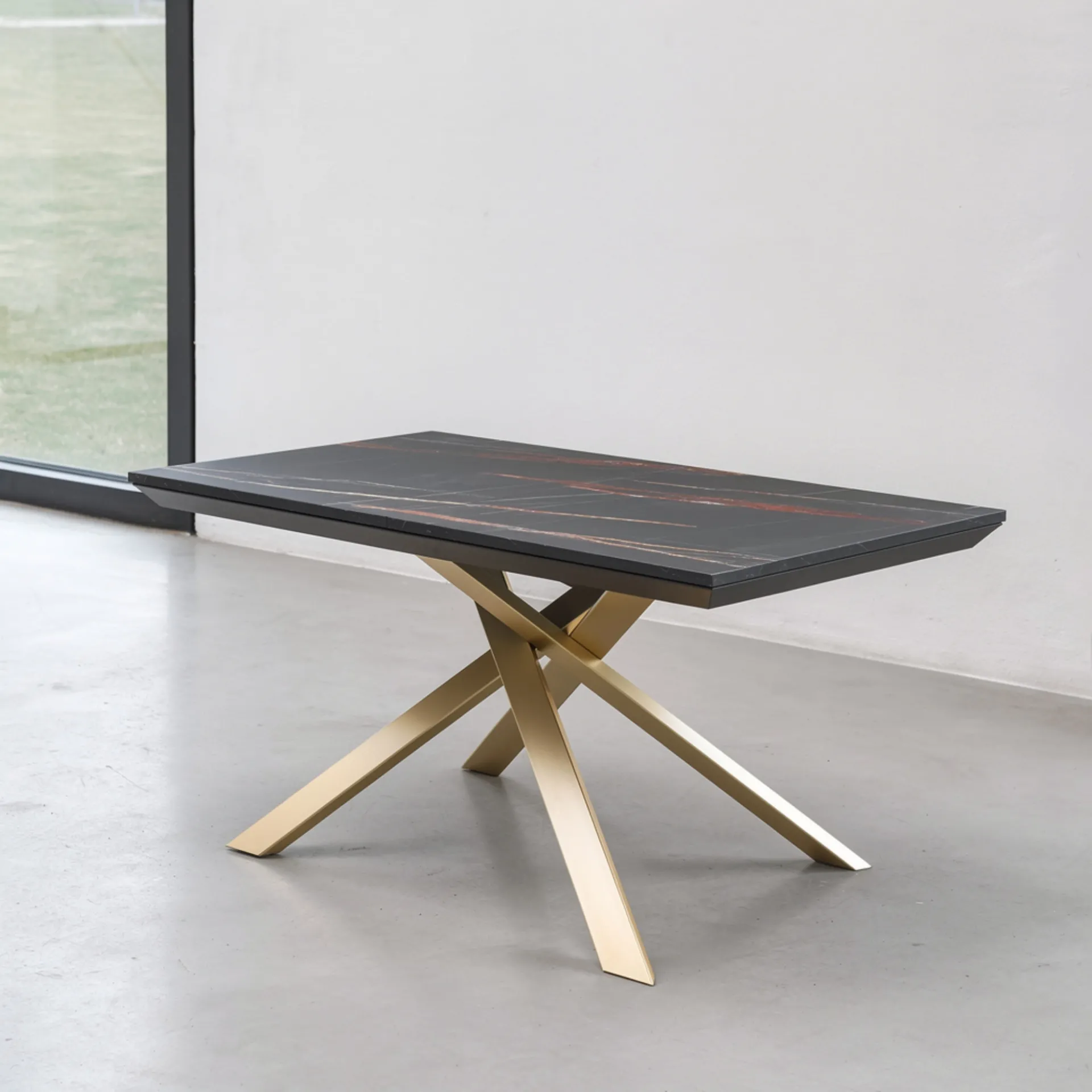 Tavolo allungabile Giacarta Tecnolegno con piano effetto marmo nero e basamento a stella color oro