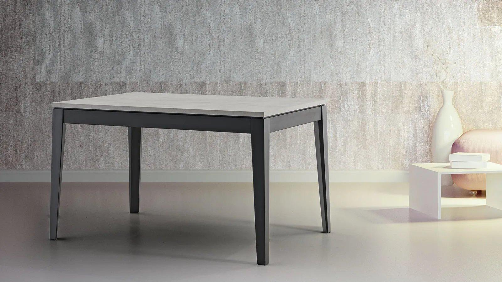 Tavolo Ginevra Tecnolegno con piano chiaro e gambe scure in un ambiente con divano bianco