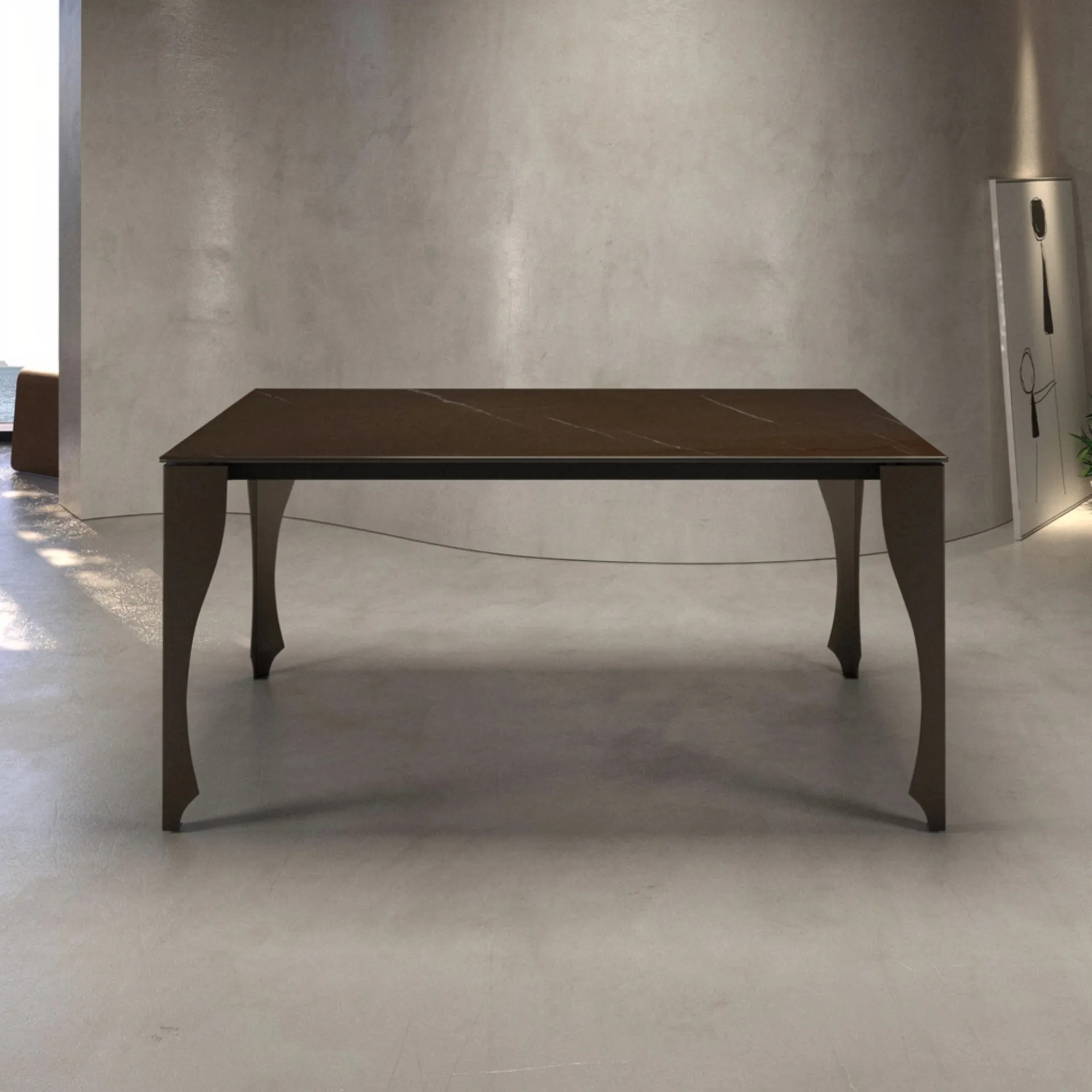 Tavolo Luigi Tecnolegno con piano scuro e gambe in metallo curve in un ambiente grigio