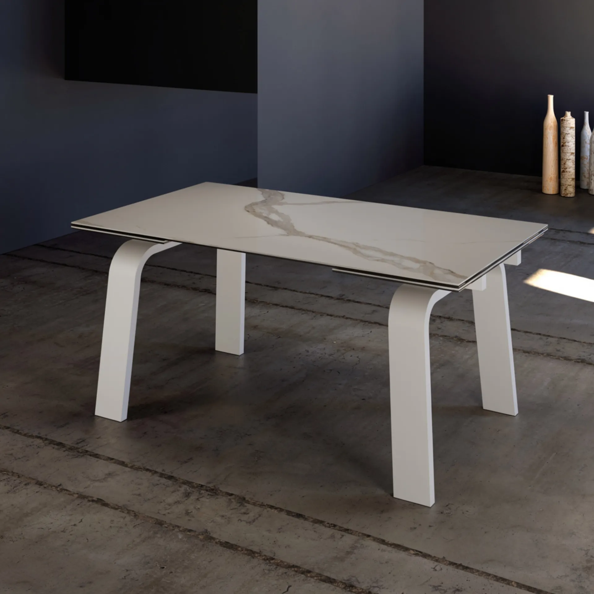 Tavolo allungabile Marsiglia Tecnolegno con piano effetto marmo e gambe curvate bianche