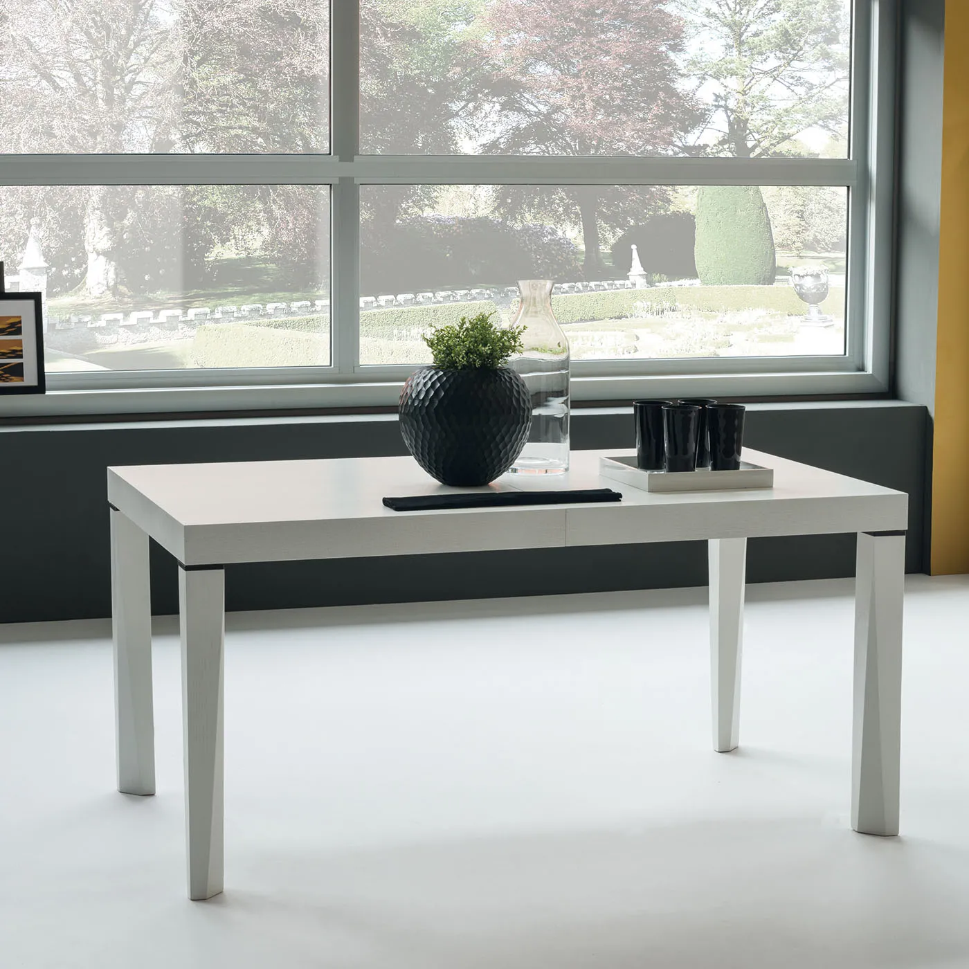 Tavolo Milano Tecnolegno grigio chiaro davanti a una grande finestra