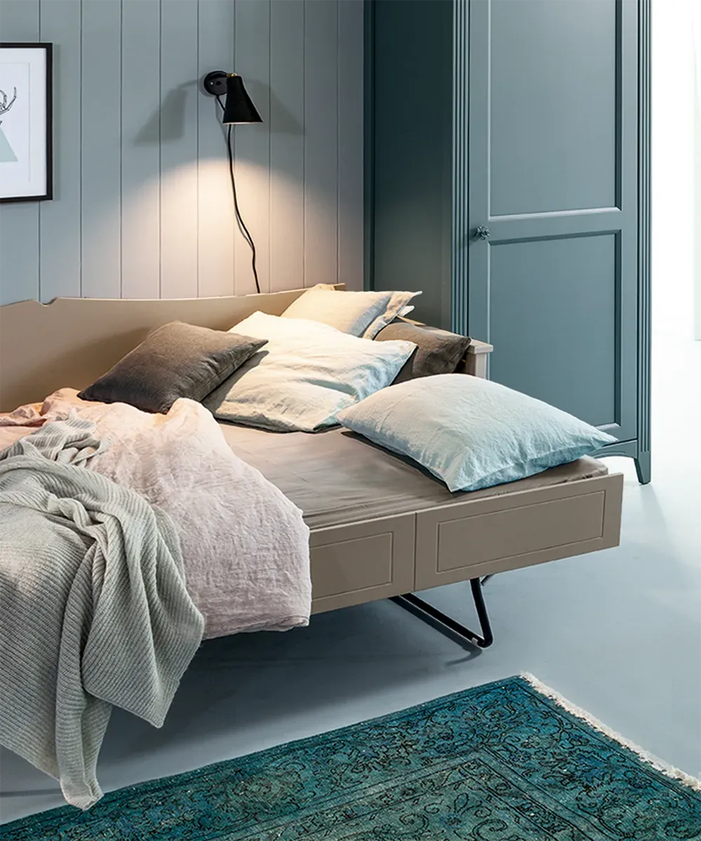 Divano letto Dalia Callesella con il secondo letto estratto e sollevato su gambe pieghevoli