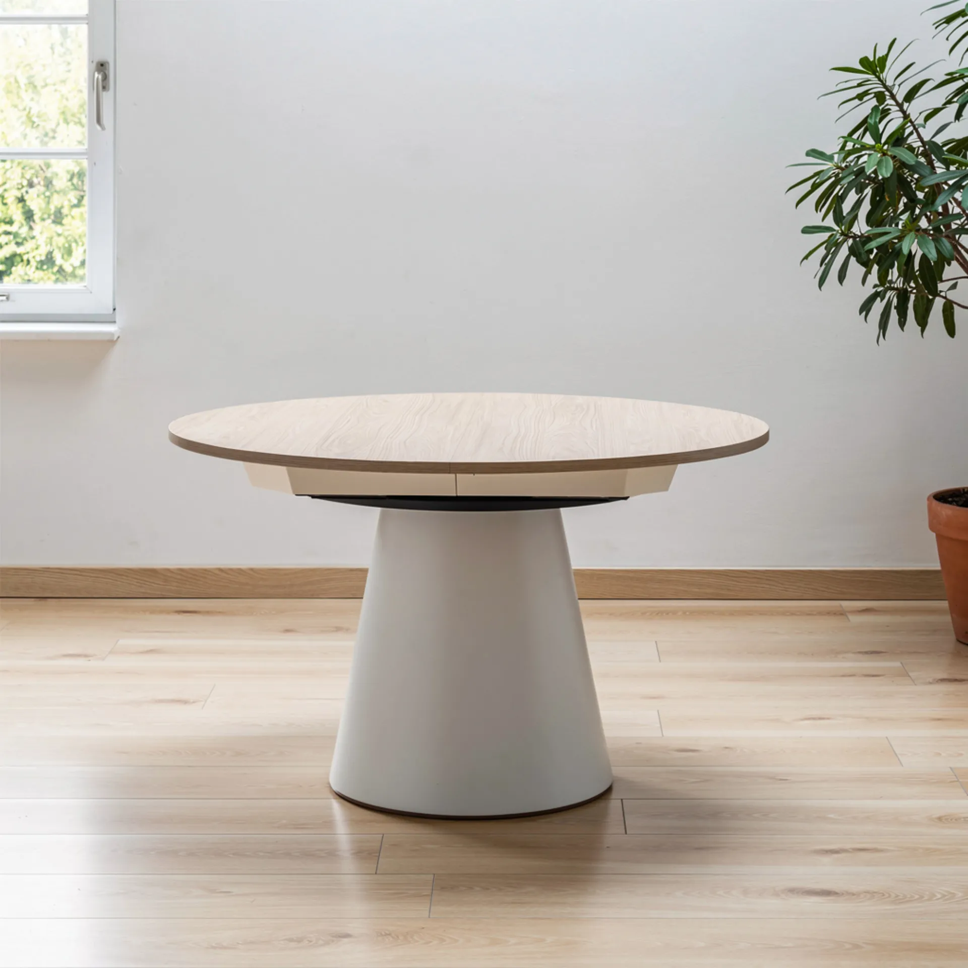 Tavolo rotondo allungabile Porto Tecnolegno con piano effetto rovere chiaro e basamento a cono bianco