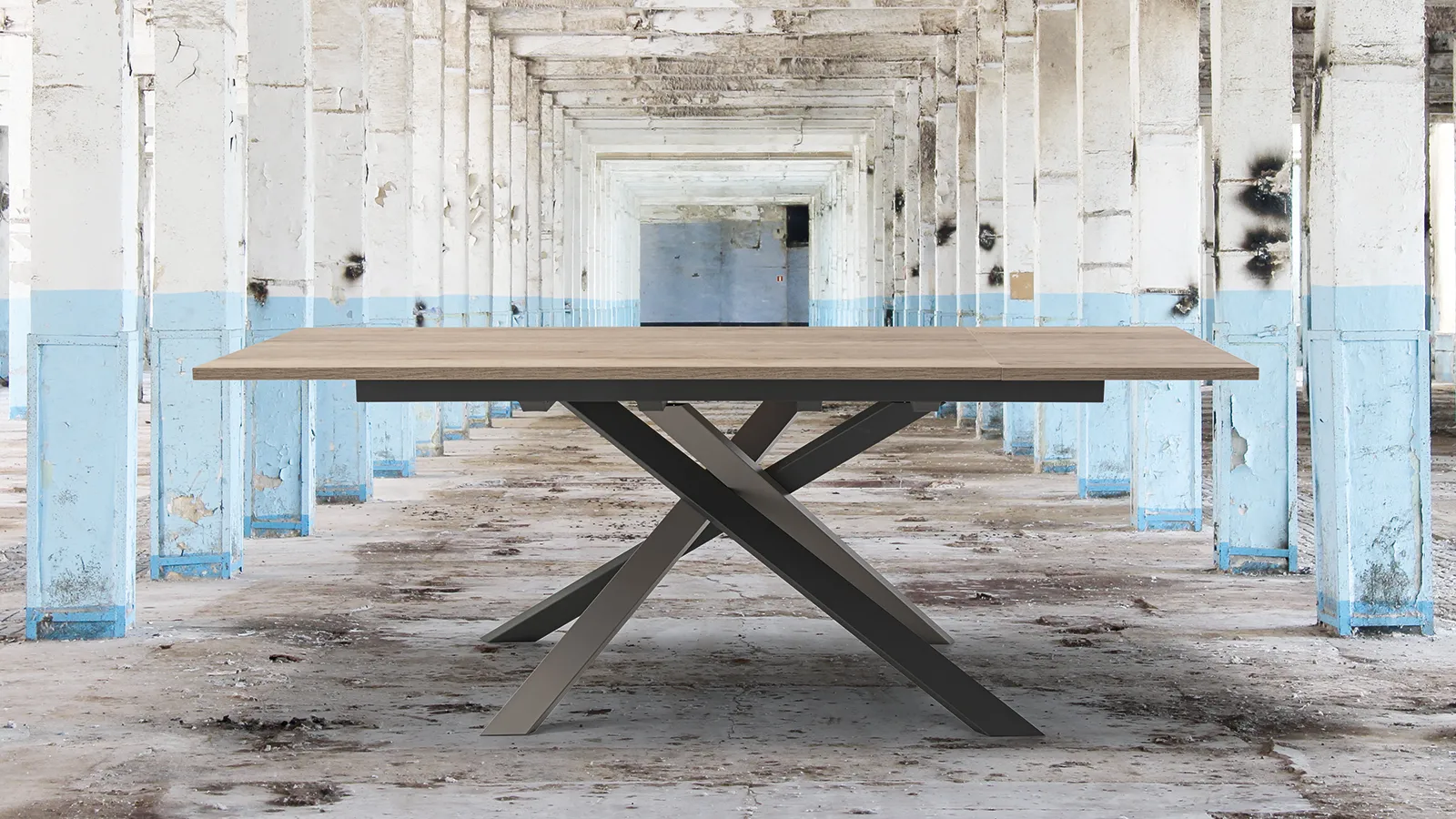 Tavolo Santorini Tecnolegno con piano effetto legno in un ampio ambiente industriale