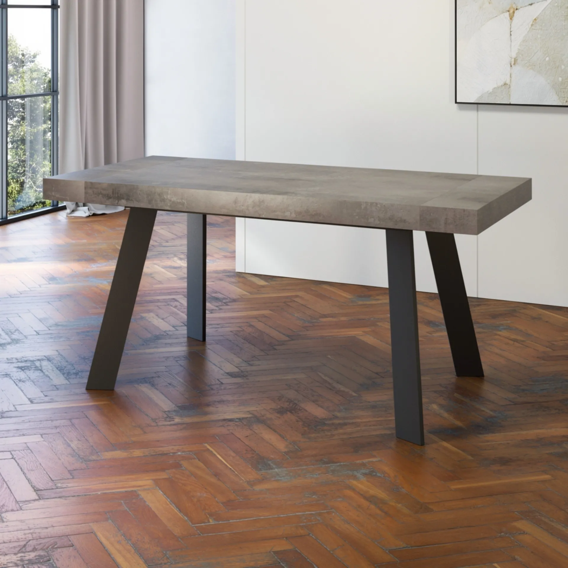 Tavolo allungabile Londra Tecnolegno con piano effetto cemento e gambe piatte nere su parquet