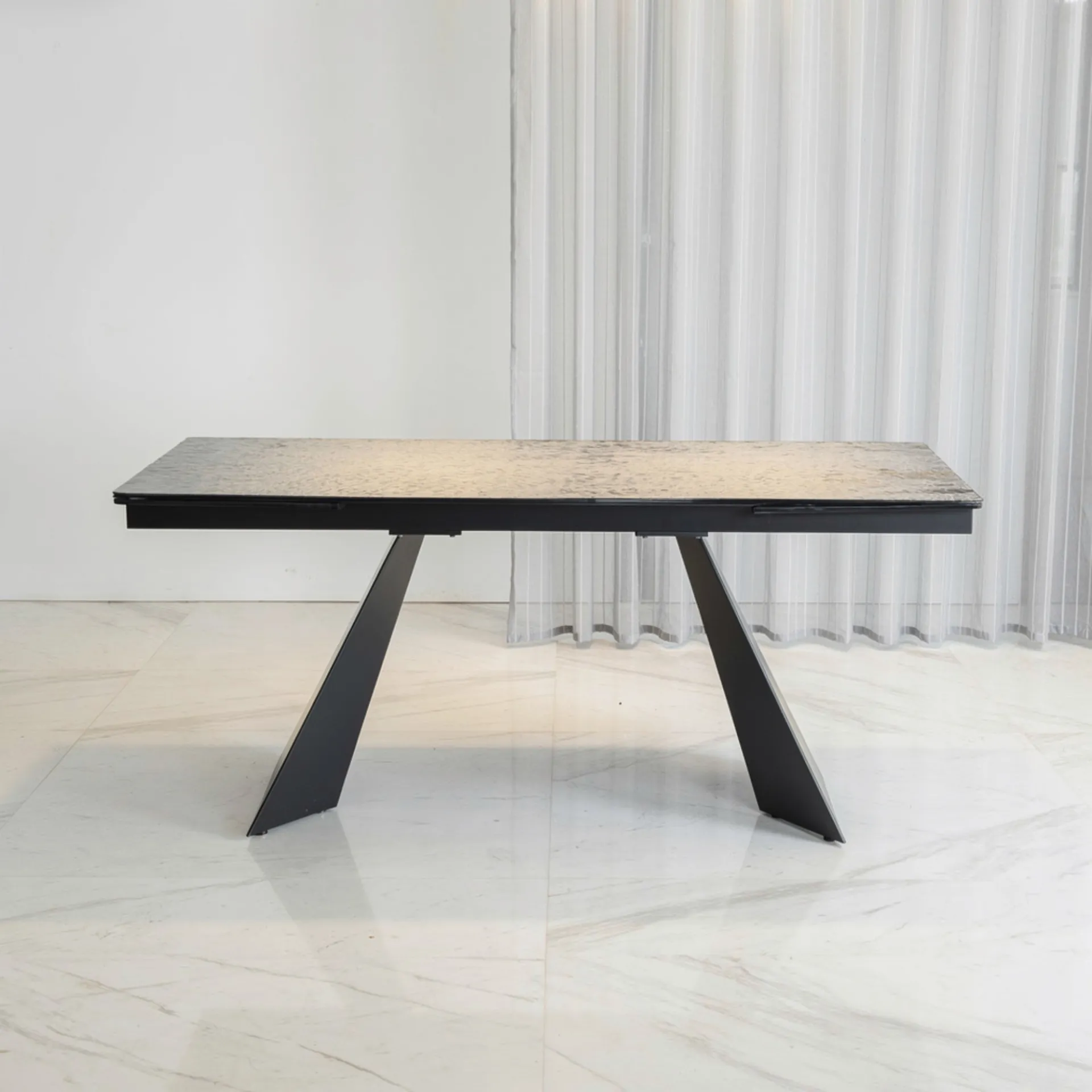 Tavolo allungabile Tokyo Tecnolegno con piano in ceramica scura e gambe a lama nere