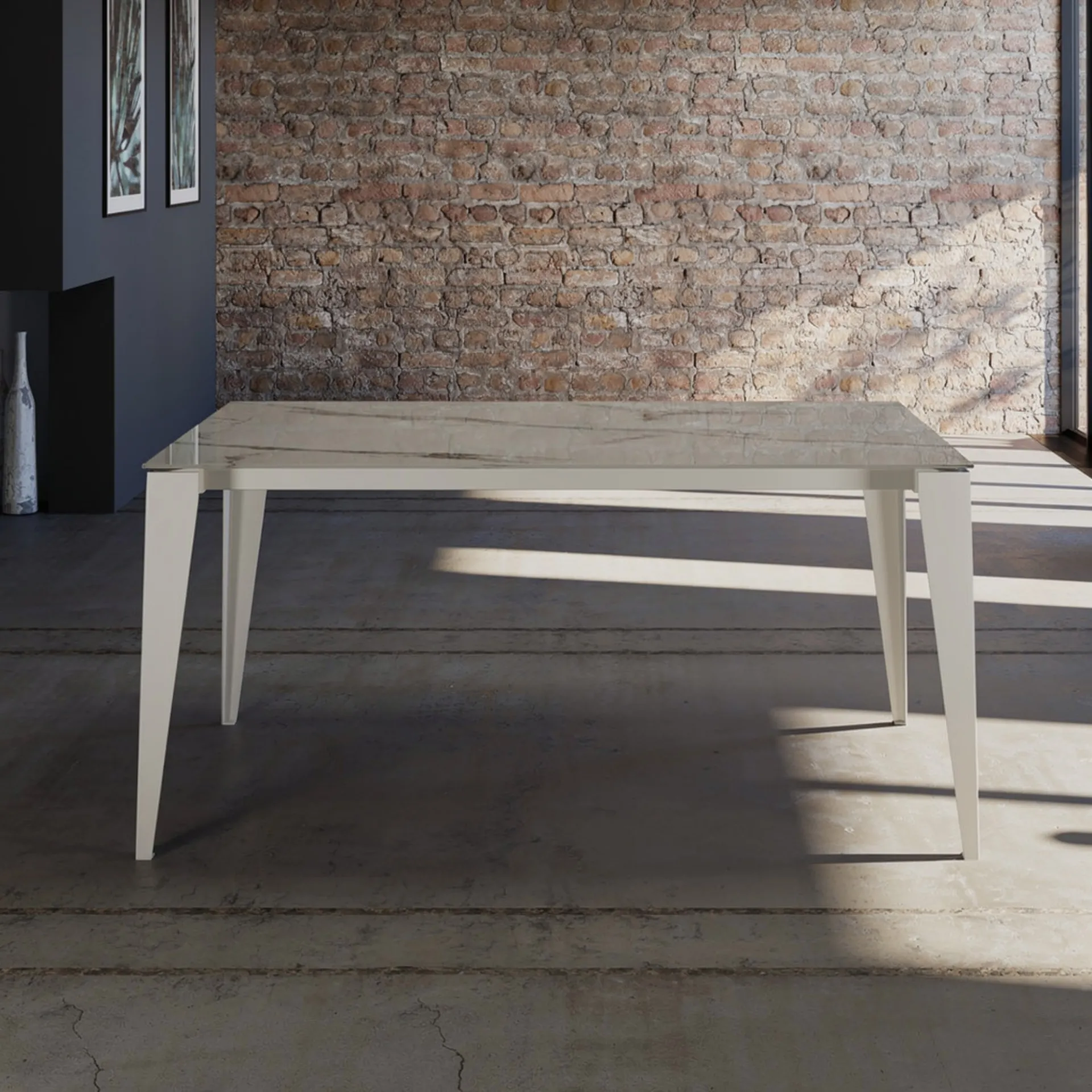 Tavolo Vicenza Tecnolegno bianco con piano in ceramica chiara davanti a un muro in mattoni