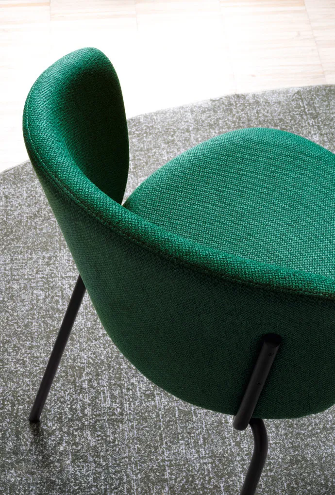 Retro dello schienale verde della sedia Desy Mid Connubia con il fissaggio al telaio in metallo nero