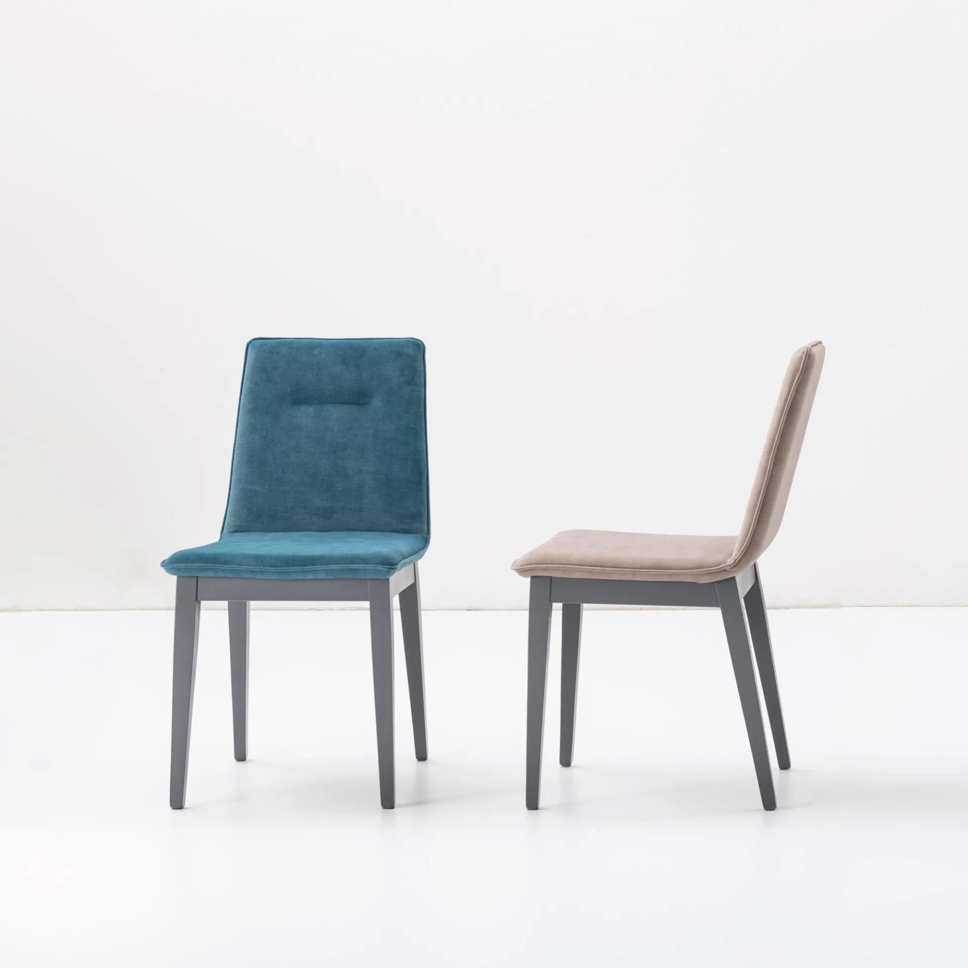 Due sedie Adele Tecnolegno imbottite in tessuto petrolio e cipria con gambe in legno grigio